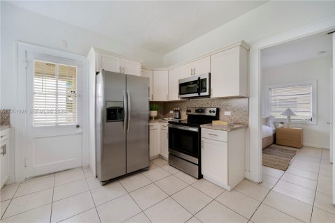 House in Coral Gables, Florida 4 bedrooms, 201.78 sq.m. № 2049703 - photo 12