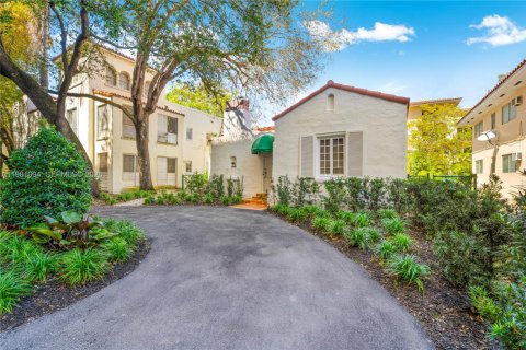 House in Coral Gables, Florida 4 bedrooms, 201.78 sq.m. № 2049703 - photo 3