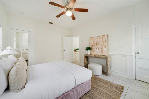 House in Coral Gables, Florida 4 bedrooms, 201.78 sq.m. № 2049703 - photo 15