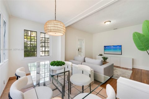 House in Coral Gables, Florida 4 bedrooms, 201.78 sq.m. № 2049703 - photo 9