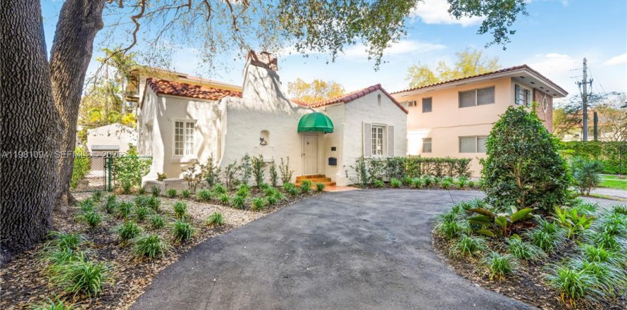 House in Coral Gables, Florida 4 bedrooms, 201.78 sq.m. № 2049703
