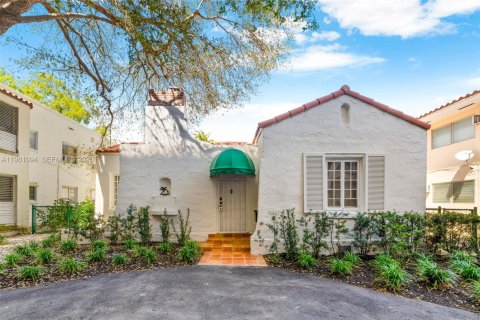 House in Coral Gables, Florida 4 bedrooms, 201.78 sq.m. № 2049703 - photo 2