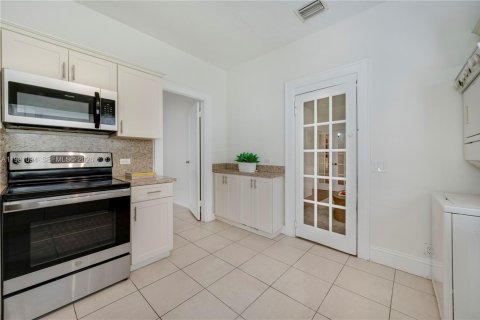 House in Coral Gables, Florida 4 bedrooms, 201.78 sq.m. № 2049703 - photo 13