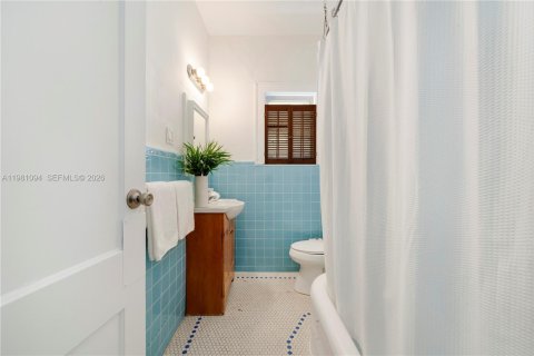 House in Coral Gables, Florida 4 bedrooms, 201.78 sq.m. № 2049703 - photo 18