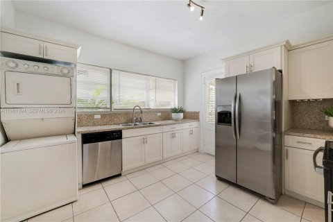 House in Coral Gables, Florida 4 bedrooms, 201.78 sq.m. № 2049703 - photo 11