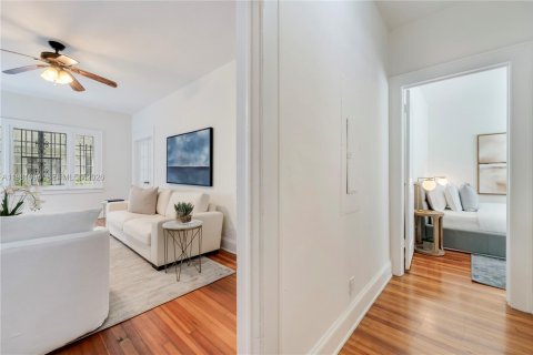 House in Coral Gables, Florida 4 bedrooms, 201.78 sq.m. № 2049703 - photo 23