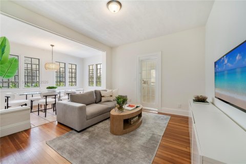 House in Coral Gables, Florida 4 bedrooms, 201.78 sq.m. № 2049703 - photo 7