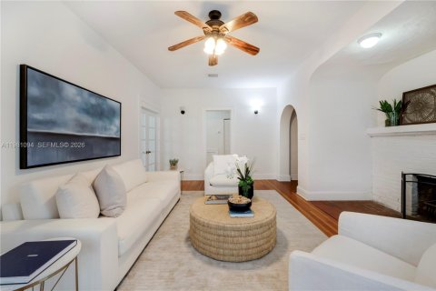 House in Coral Gables, Florida 4 bedrooms, 201.78 sq.m. № 2049703 - photo 6