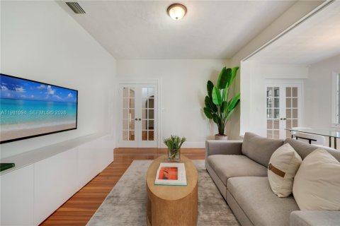 House in Coral Gables, Florida 4 bedrooms, 201.78 sq.m. № 2049703 - photo 8