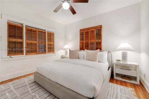 House in Coral Gables, Florida 4 bedrooms, 201.78 sq.m. № 2049703 - photo 22