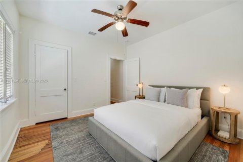 House in Coral Gables, Florida 4 bedrooms, 201.78 sq.m. № 2049703 - photo 16