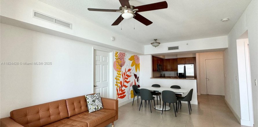 Кондоминиум с 2 спальнями в Халландейл-Бич, Флорида № 1939896