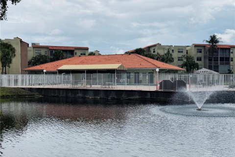 Condo in North Lauderdale, Florida, 2 bedrooms  № 2047741 - photo 23