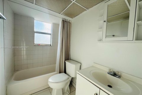 Condo in North Lauderdale, Florida, 2 bedrooms  № 2047741 - photo 12