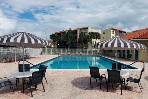 Condo in North Lauderdale, Florida, 2 bedrooms  № 2047741 - photo 27