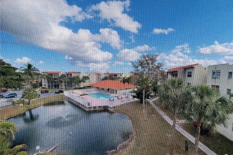 Condo in North Lauderdale, Florida, 2 bedrooms  № 2047741 - photo 21