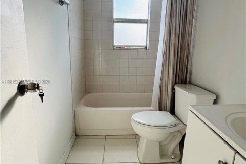 Condo in North Lauderdale, Florida, 2 bedrooms  № 2047741 - photo 14