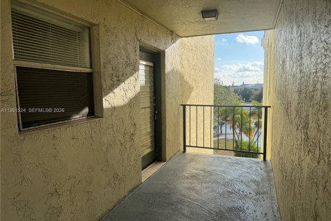Condo in North Lauderdale, Florida, 2 bedrooms  № 2047741 - photo 18