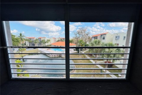 Condo in North Lauderdale, Florida, 2 bedrooms  № 2047741 - photo 13