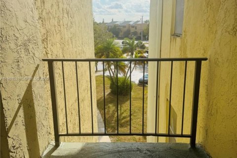 Condo in North Lauderdale, Florida, 2 bedrooms  № 2047741 - photo 19