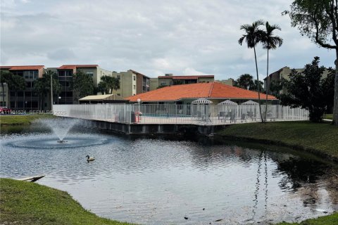 Condo in North Lauderdale, Florida, 2 bedrooms  № 2047741 - photo 22