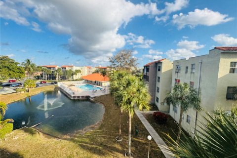 Condo in North Lauderdale, Florida, 2 bedrooms  № 2047741 - photo 20