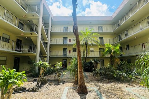Condo in North Lauderdale, Florida, 2 bedrooms  № 2047741 - photo 25