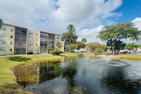 Condo in North Lauderdale, Florida, 2 bedrooms  № 2047741 - photo 26