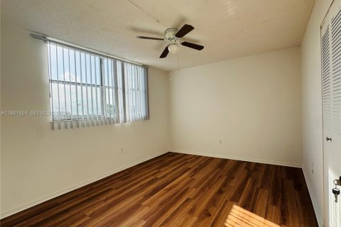 Condo in North Lauderdale, Florida, 2 bedrooms  № 2047741 - photo 9