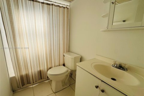 Condo in North Lauderdale, Florida, 2 bedrooms  № 2047741 - photo 11