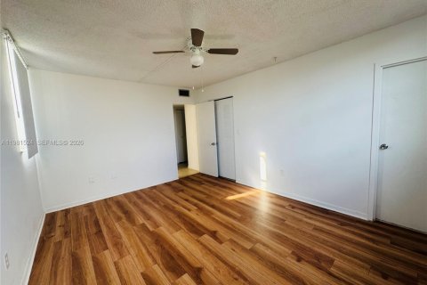 Condo in North Lauderdale, Florida, 2 bedrooms  № 2047741 - photo 10