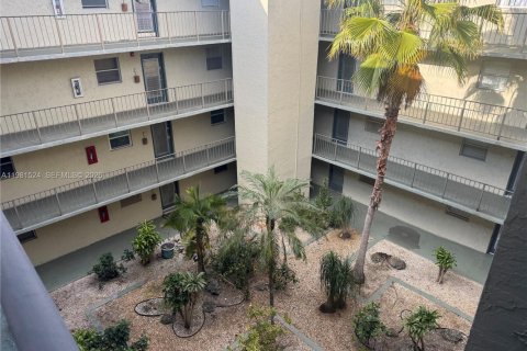 Condo in North Lauderdale, Florida, 2 bedrooms  № 2047741