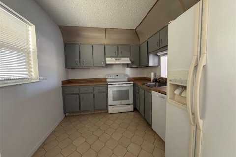 Condo in North Lauderdale, Florida, 2 bedrooms  № 2047741 - photo 16