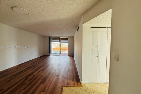 Condo in North Lauderdale, Florida, 2 bedrooms  № 2047741 - photo 17