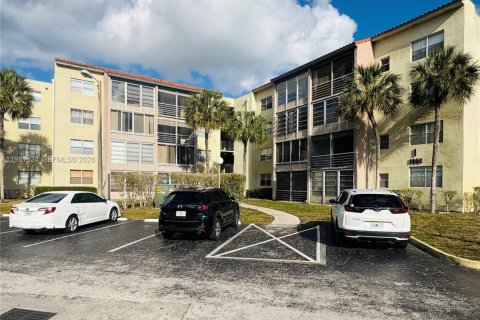 Condo in North Lauderdale, Florida, 2 bedrooms  № 2047741 - photo 2