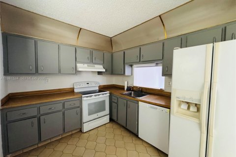 Condo in North Lauderdale, Florida, 2 bedrooms  № 2047741 - photo 4