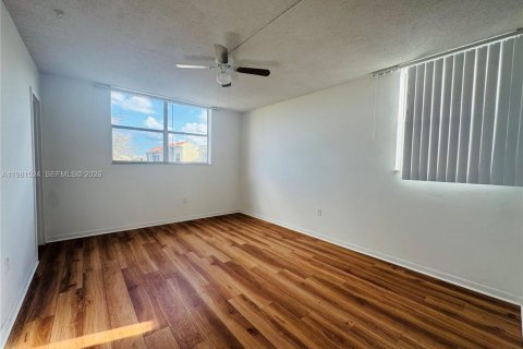 Condo in North Lauderdale, Florida, 2 bedrooms  № 2047741 - photo 6