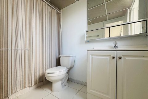 Condo in North Lauderdale, Florida, 2 bedrooms  № 2047741 - photo 7