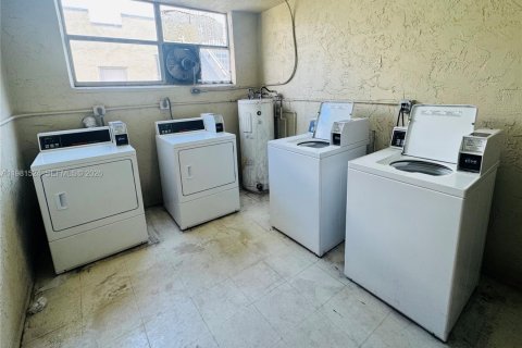 Condo in North Lauderdale, Florida, 2 bedrooms  № 2047741 - photo 24