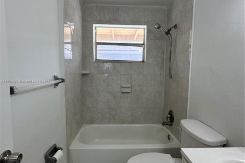 Apartment in Hollywood, Florida 1 bedroom, 405.61 sq.m. № 1950742 - photo 12
