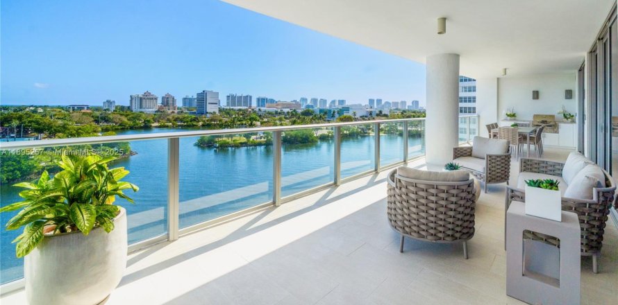 Кондоминиум с 3 спальнями в Форт-Лодердейл, Флорида № 1948194