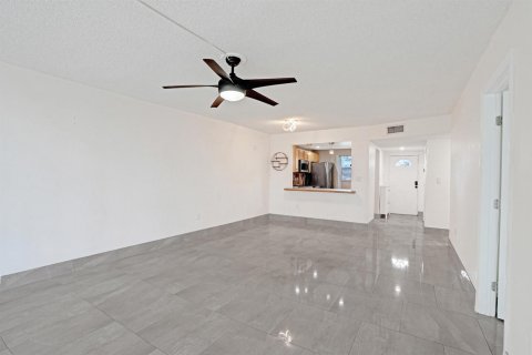 Condo in Tamarac, Florida, 2 bedrooms № 2188608