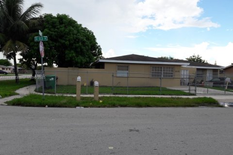 Villa ou maison à louer à Miami, Floride: 4 chambres, 199.55 m2 № 1976796 - photo 1