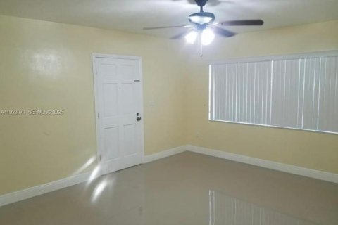 Villa ou maison à louer à Miami, Floride: 4 chambres, 199.55 m2 № 1976796 - photo 2