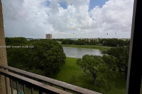 Купить кондоминиум в Майами, Флорида 1 спальня, 61.97м2, № 1981821 - фото 3