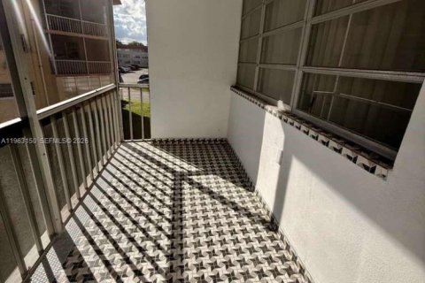 Copropriété à louer à Miami, Floride: 2 chambres, 96.71 m2 № 2024217 - photo 16