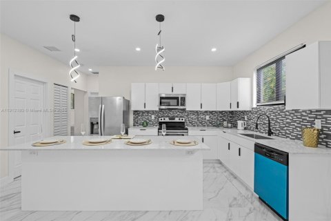 Commercial property in Miami, Florida 248.98 sq.m. № 1968163 - photo 12