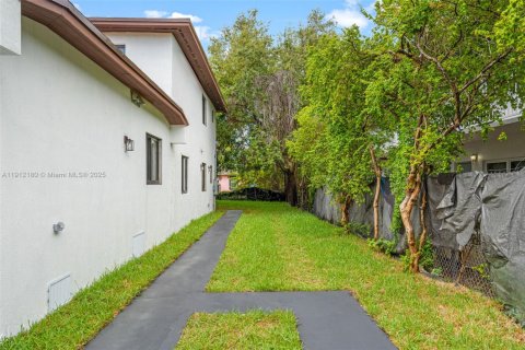 Commercial property in Miami, Florida 248.98 sq.m. № 1968163 - photo 25