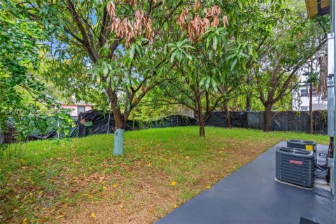 Commercial property in Miami, Florida 248.98 sq.m. № 1968163 - photo 27