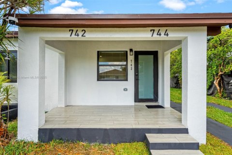 Commercial property in Miami, Florida 248.98 sq.m. № 1968163 - photo 6